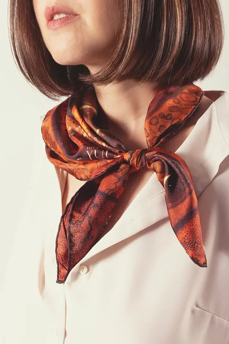 Journey of Yula Natus et Radix serisi dolunay ve ates desenli yuzde 100 saf ipek fular tasarimi boyunda bağlama 