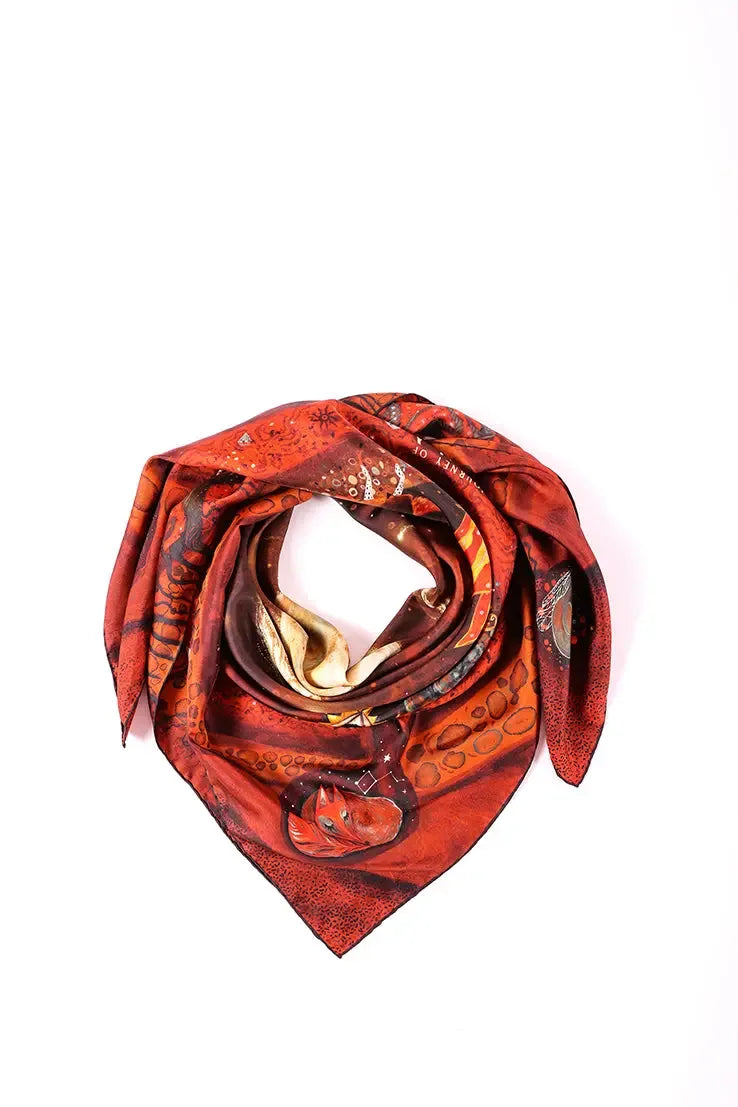 Journey of Yula Natus et Radix serisi dolunay ve ates desenli yuzde 100 saf ipek fular tasarimi beyaz fonda dolanmış hali