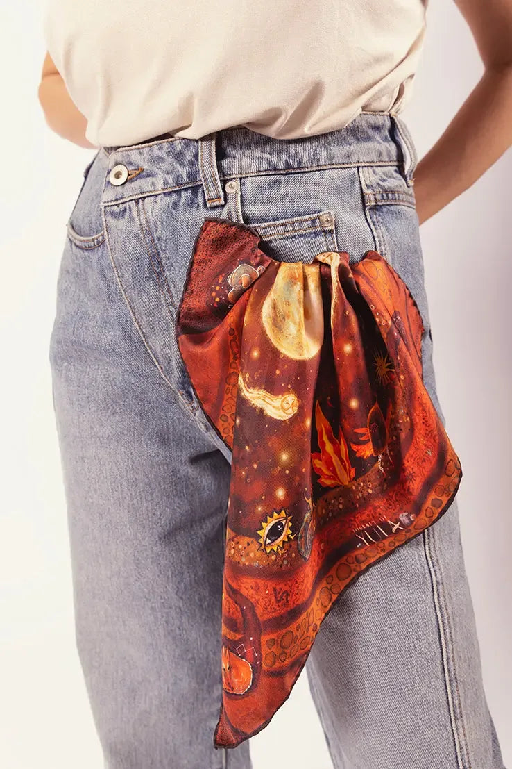 Journey of Yula Natus et Radix serisi dolunay ve ates desenli yuzde 100 saf ipek fular tasarimi jean üzerinde cepte kullanım