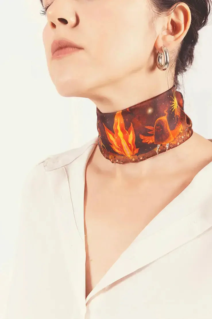 Journey of Yula Natus et Radix serisi dolunay ve ates desenli yuzde 100 saf ipek fular tasarimi boyunda kullanımı