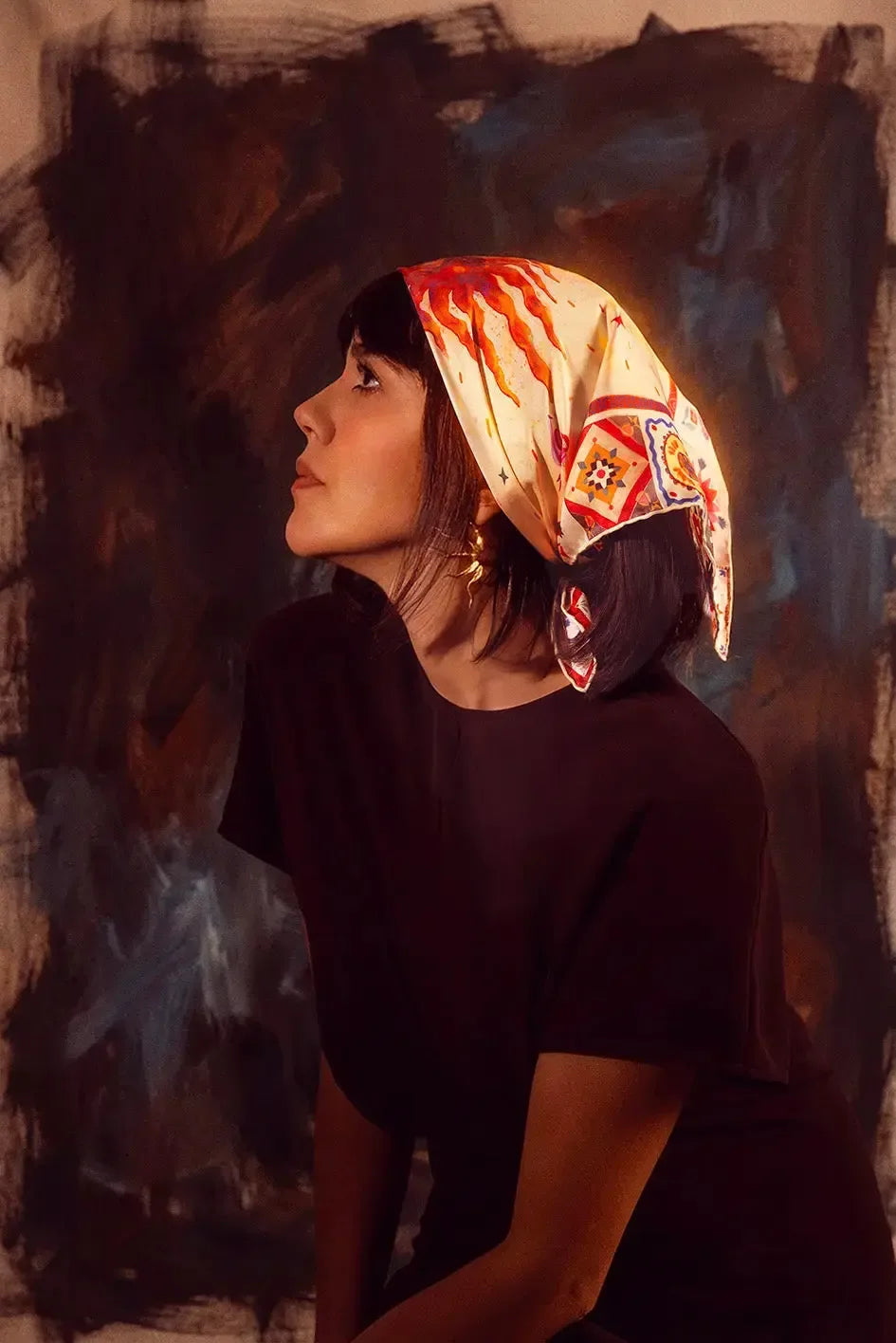 Journey of Yula gunes desenli ipek fular model uzerinde sac aksesuari kullanimı bandana