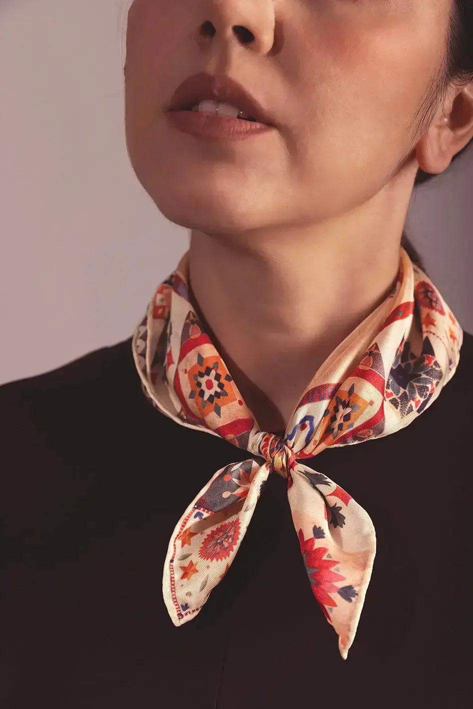 Journey of Yula gunes desenli ipek fular model uzerinde boyunda bağlama kullanimi