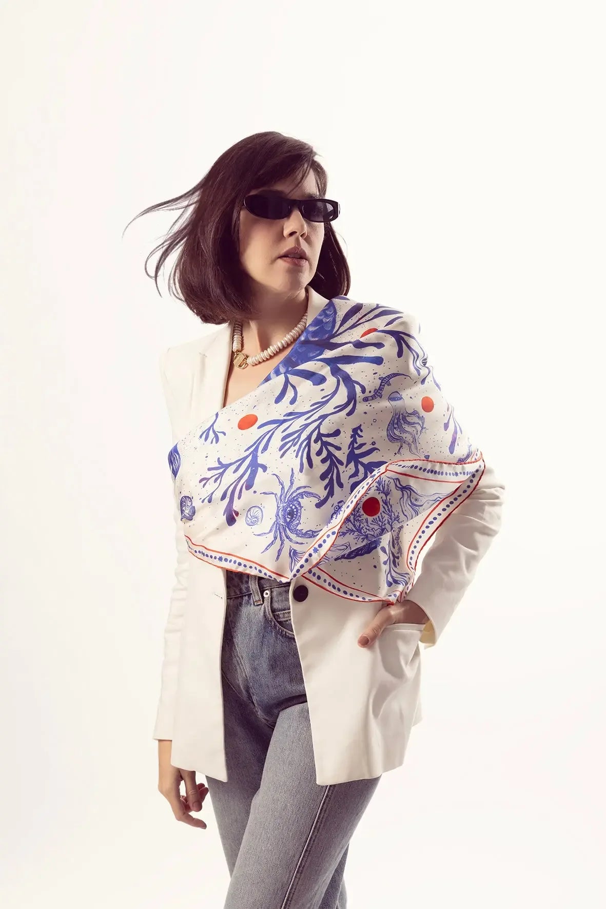 İpek Twill Fular - Goddess of Genesis %100 Saf İpek | Journey of Yula - Journey of Yula- ceketli kombin model üzerinde