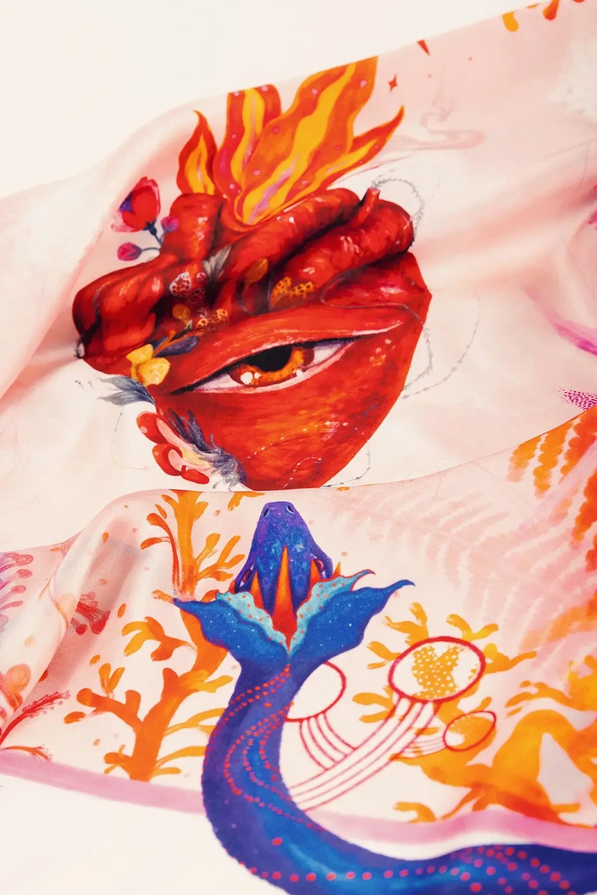 mavi yilan ve bitki motifli ipek twill fular anatomik yanan kalp desen detayi