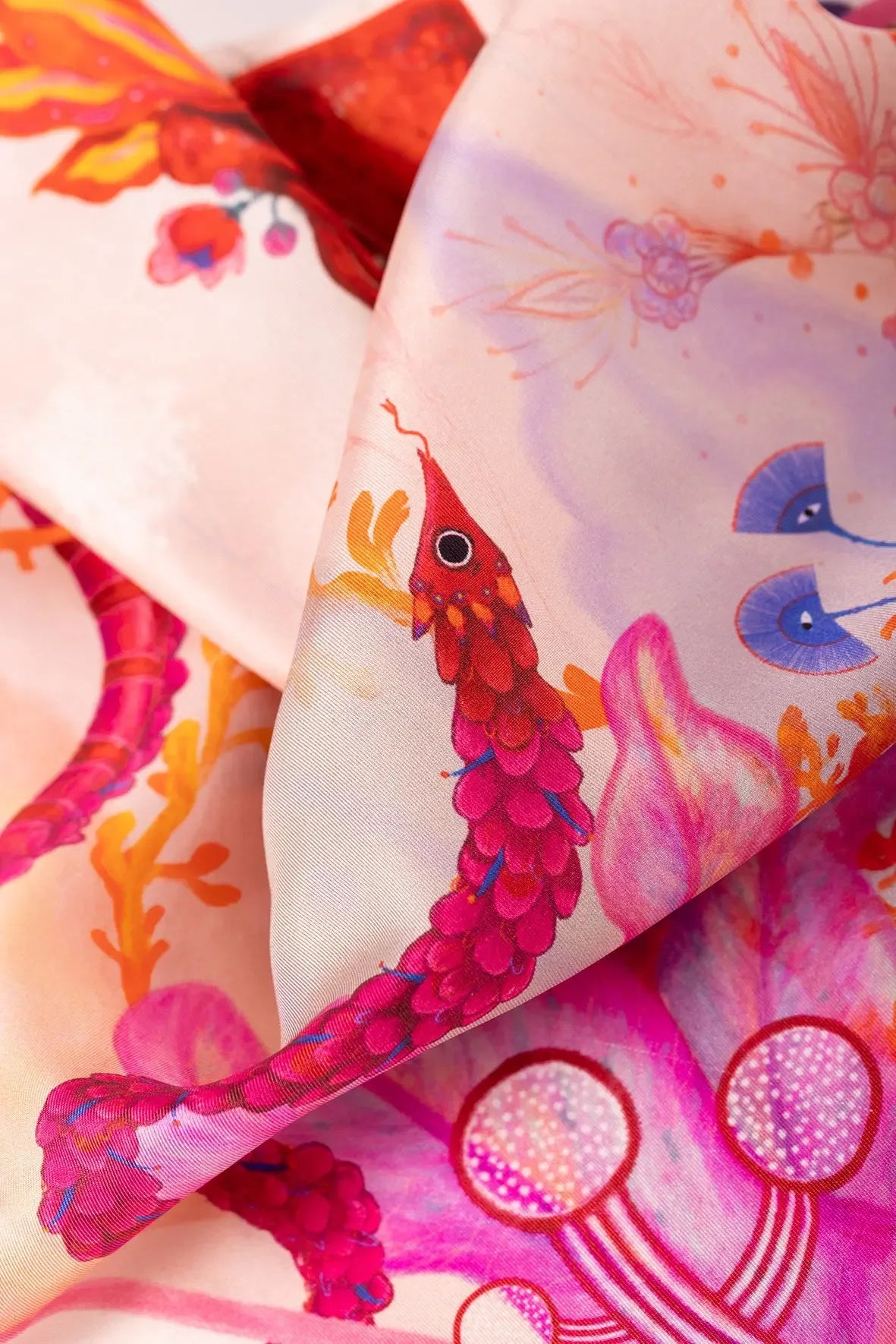 Kirmizi yilan ve bitki motifli ipek twill fular yilan desen detayi 