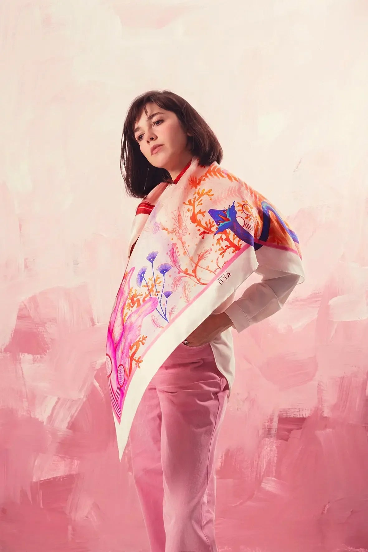 Kirmizi yilan desenli kare ipek fularin boyunda kullanim stili