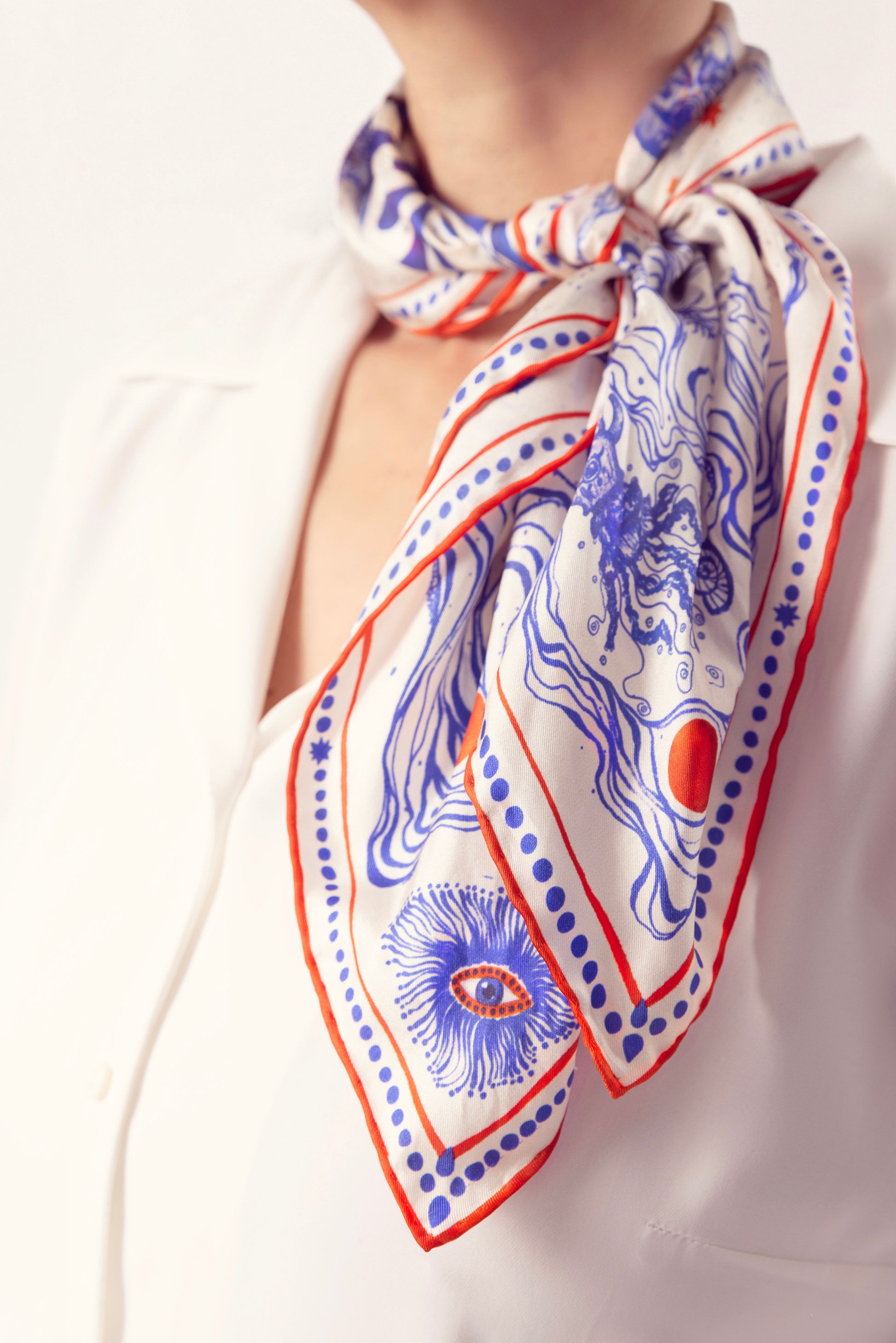 Mavi desenli ipek twill fuların boyunda kullanım detayı göz illüstrasyon