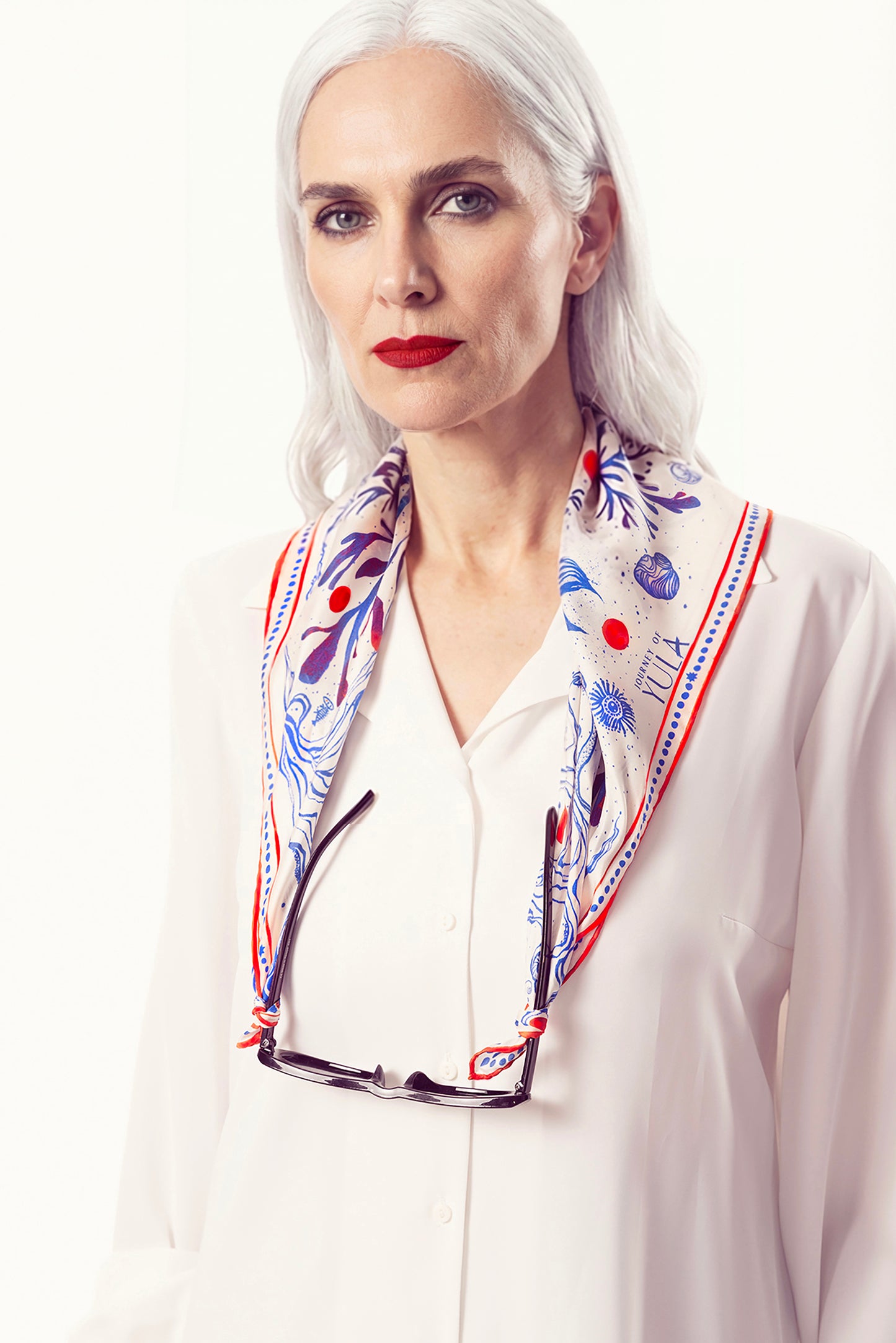 Mavi desenli kare ipek fuların gunes gozlugune bağlama stili