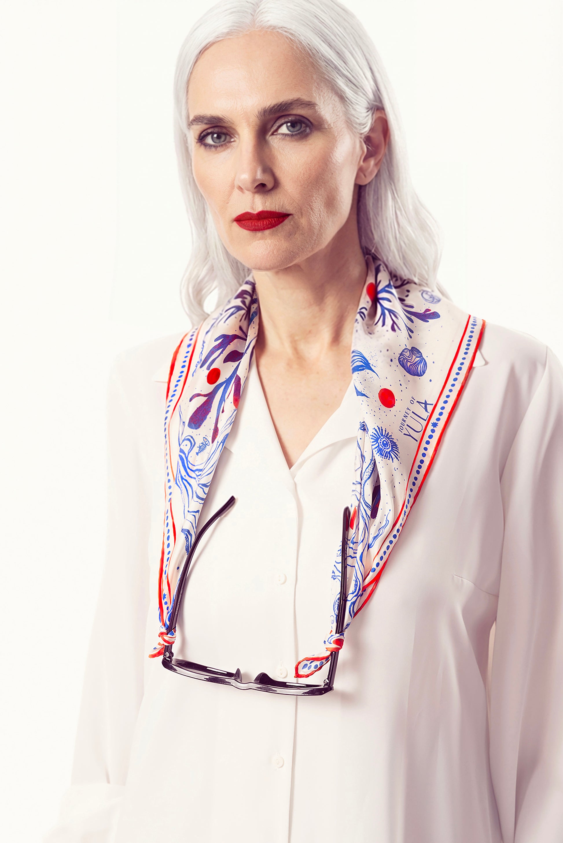 Mavi desenli kare ipek fuların gunes gozlugune bağlama stili