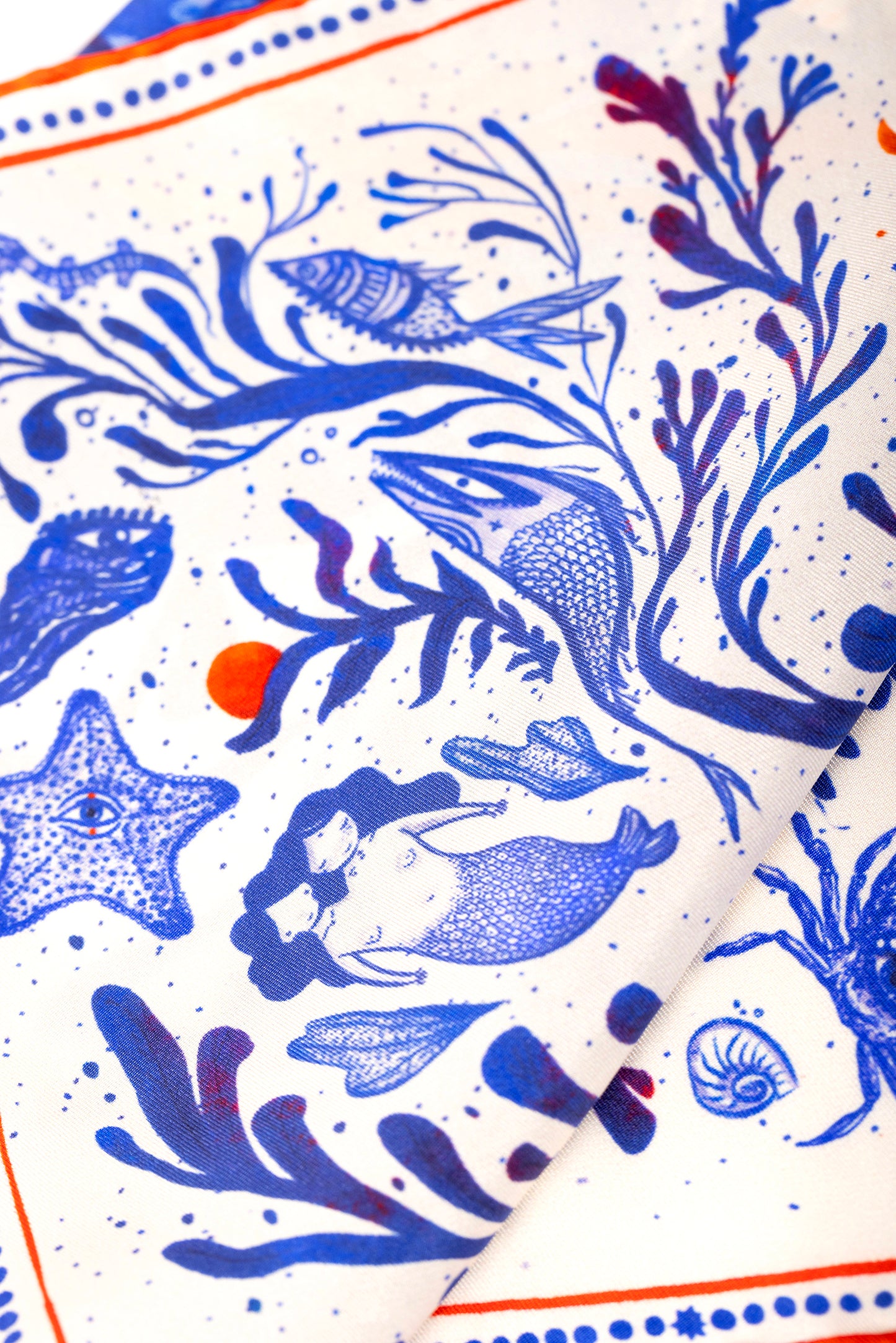 Mavi ve turuncu mercan, balık ve deniz kabuğu motifli ipek twill fular desen detayı