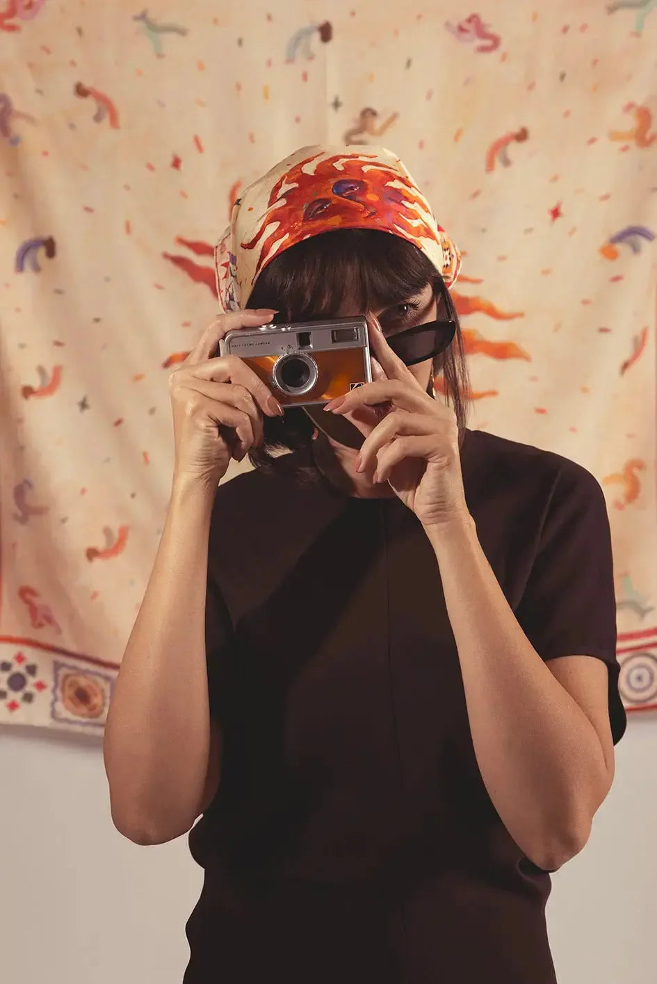 Journey of Yula gunes desenli ipek fular model uzerinde sac aksesuari bandana kullanimı 