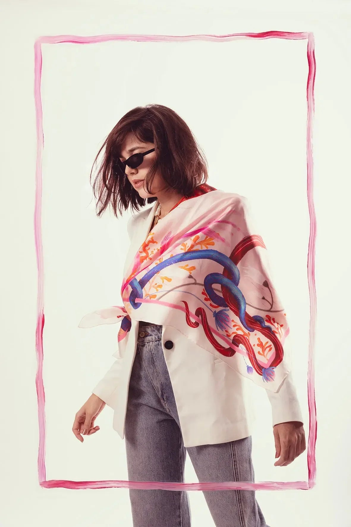 Kirmizi illustrasyonlu ipek twill fularin baglanmis kullanim sekli