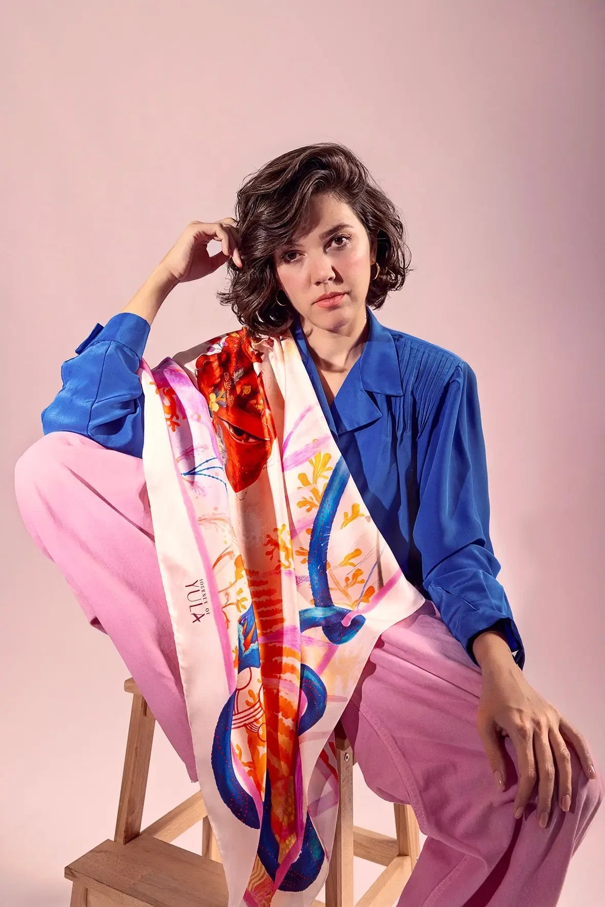 Kirmizi yilan desenli kare ipek fularin boyunda kullanim stili