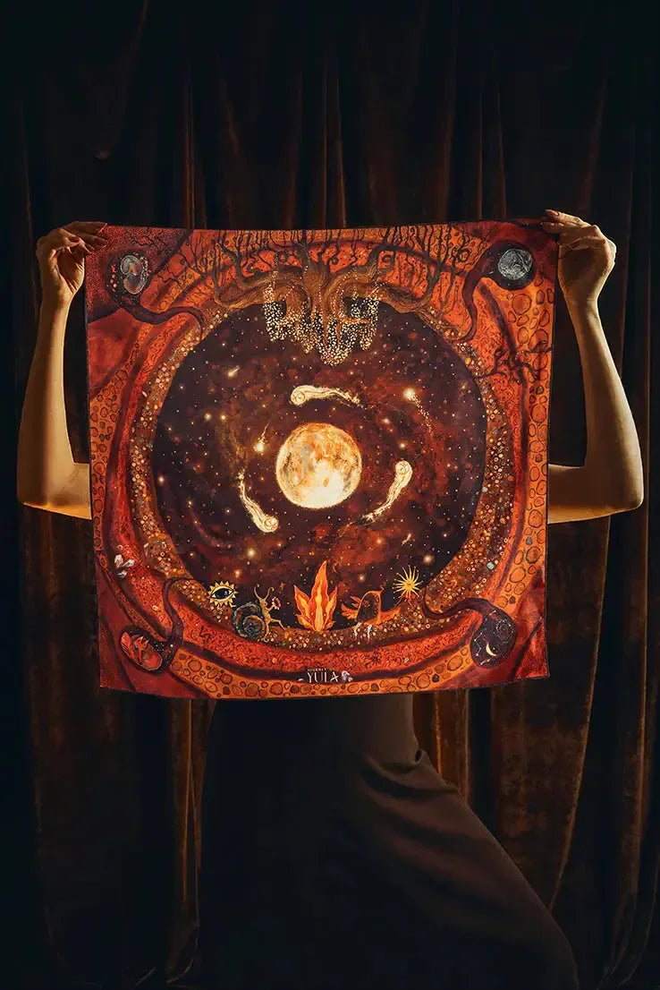 Journey of Yula Natus et Radix koleksiyonu dolunay ve ates desenli %100 saf ipek fular